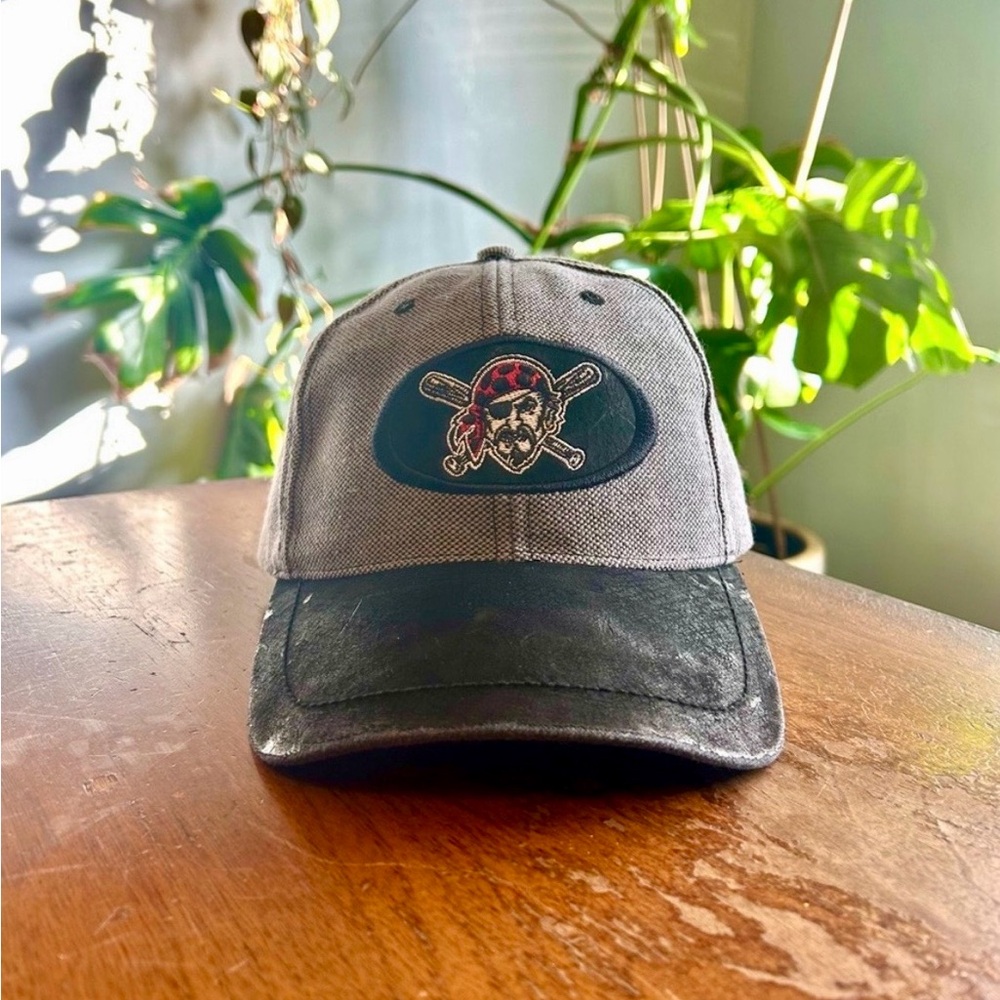 Vintage Y2K Pittsburgh Pirates MLB Baseball Gray Black Embroidered Strapback Hat